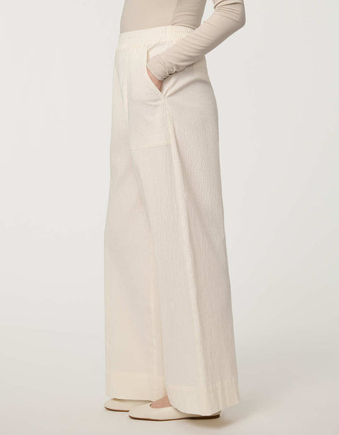 Women’s wide-leg seersucker pull-on pant in Gardenia with elastic waistband and lightweight textured fabric.