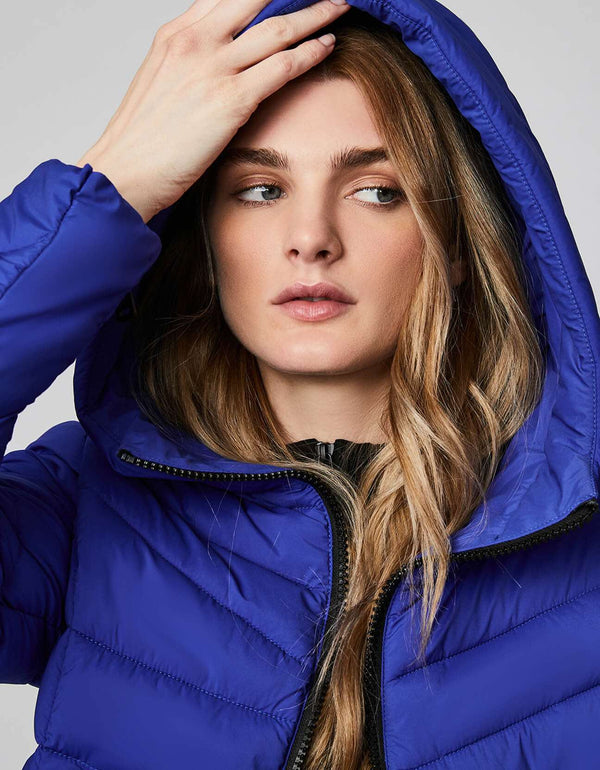 Shop Bernardo for a classic women's puffer jacket for fall and winter. A funnel collar hood and sustainable Ecoplume™ make it warm through seasons.