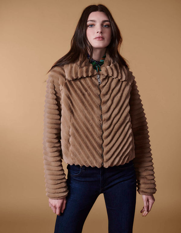 soft and plush jacket made of fake fur with copped silhouette and flared collar in color brown