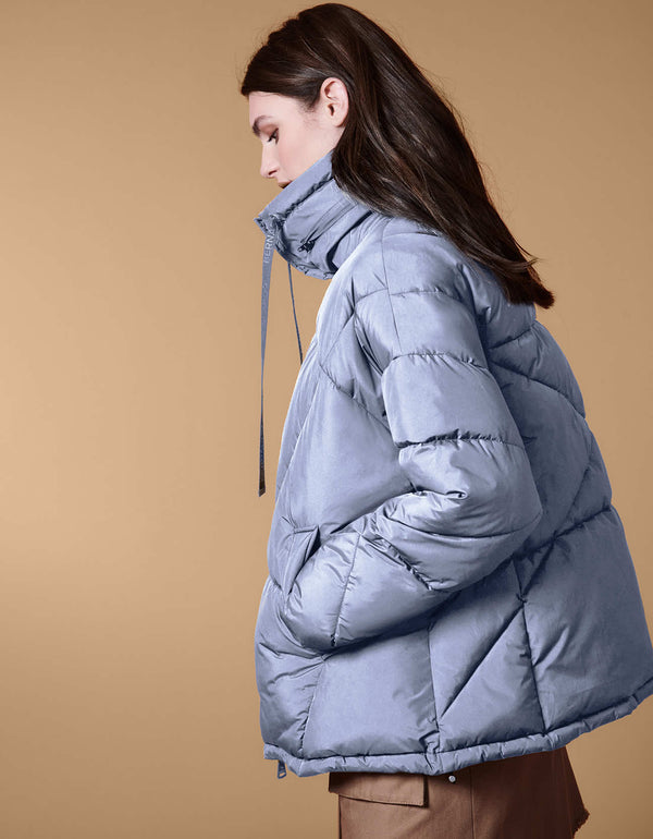 stylish and fashionable puffer coat in blue with hidden details for customized styling and sustainable Ecoplume insulation