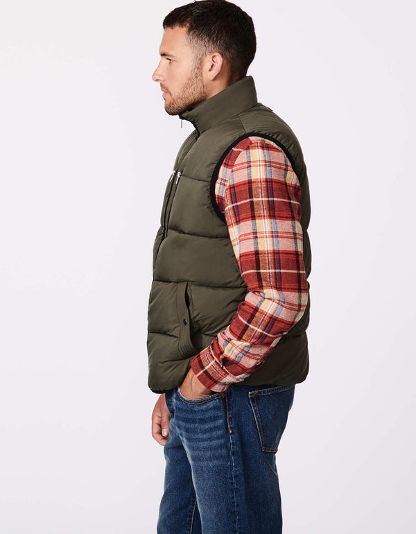 green fall to winter puff outerwear men for outdoor adventures such as mountaineering and hiking